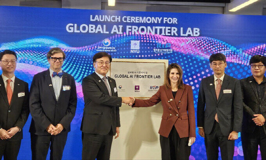 유상임 과학기술정보통신부 장관과 NYU 린다밀스 총장이 24일 미국 뉴욕 메트로테크센터에서 글로벌 AI 프론티어랩 개소식에서 악수를 나누고 있다. 과학기술정보통신부 제공